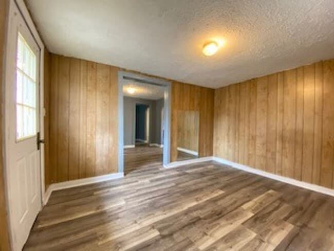 Building Photo - $200 OFF FIRST MONTH RENT -1 Bedroom Single Family Home in Elkhart!