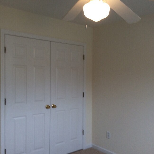 Building Photo - Updated flooring, McClelland Town homes 2BR/2Bath one level patio home, with back court yard! Clo...