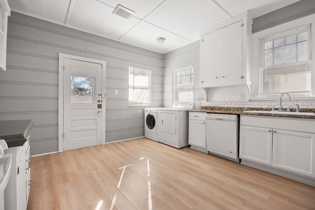 Building Photo - Historic craftsman style home located in T...