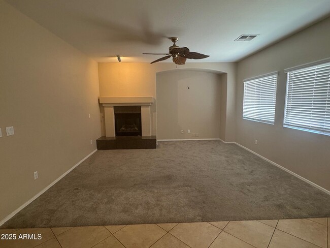 Building Photo - 1359 E Parkview Dr