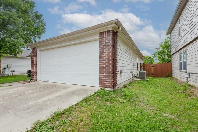 Building Photo - 196 Spruce Dr