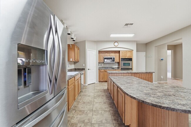 Building Photo - Maricopa Gem! 2,130 SF, Large Kitchen, AZ Room + Golf Course Living