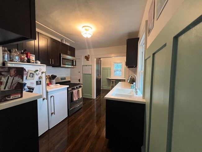 Building Photo - {4331} Updated West Plaza Bungalow + Moder...