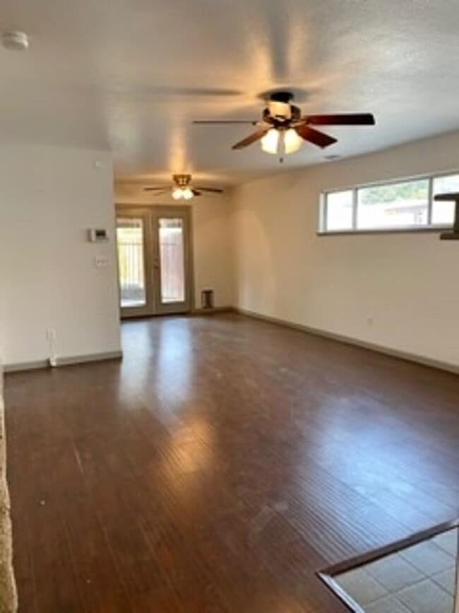 Building Photo - 3 bedroom 2 bath with 2 car garage