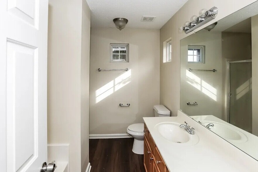 Building Photo - 8611 Meadowmont View Dr
