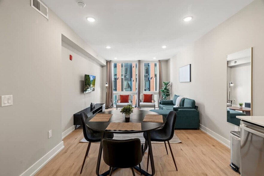 Building Photo - 901 Canal St