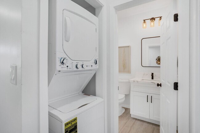 Building Photo - Beautiful Renovated 2 Bed/1 Bath Unit