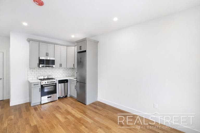 Building Photo - Stunning New 1 BED in North Crown Heights Brownstone