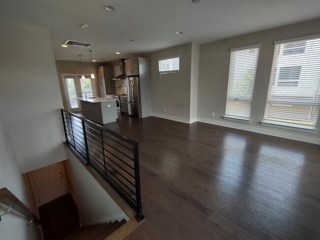 Building Photo - Pristine, move in ready Townhome located i...