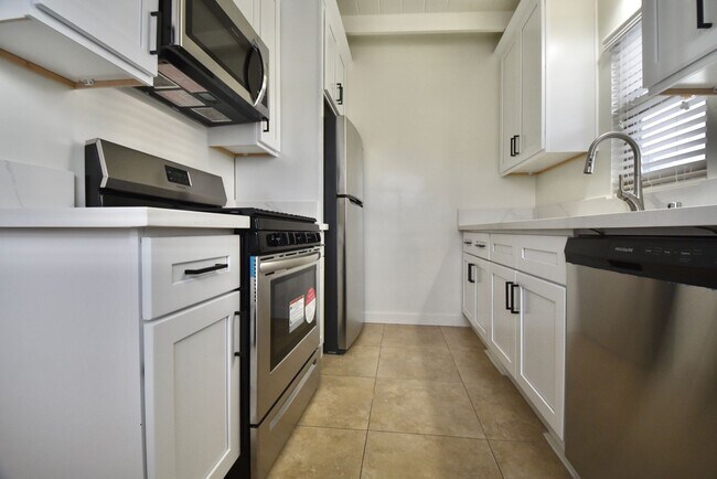 Building Photo - 605-609 North Hollywood Way
