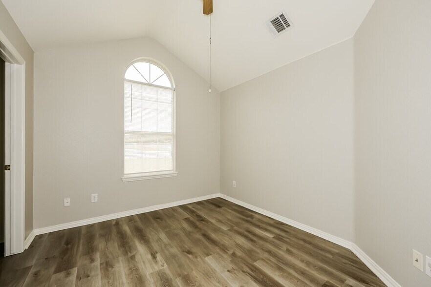 Building Photo - 5117 Foard St