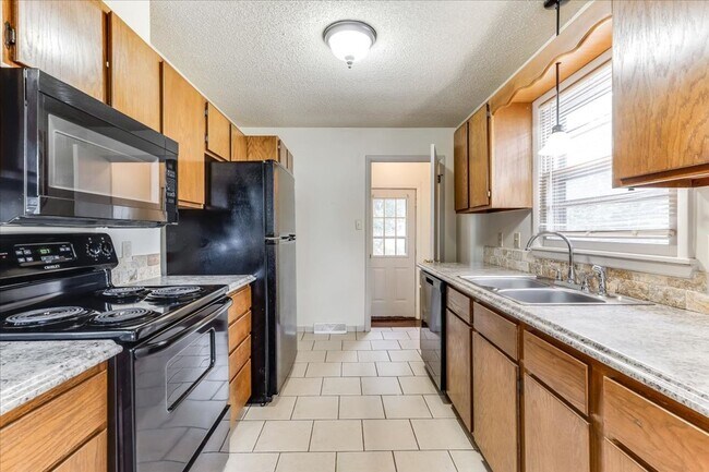 Building Photo - Three Bedroom Home in Derby!