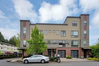 Building Photo - Stylish Multnomah Village Townhome