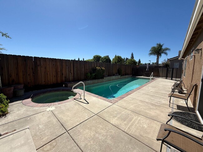 Building Photo - Single story home located in desirable northwest Modesto neighborhood!
