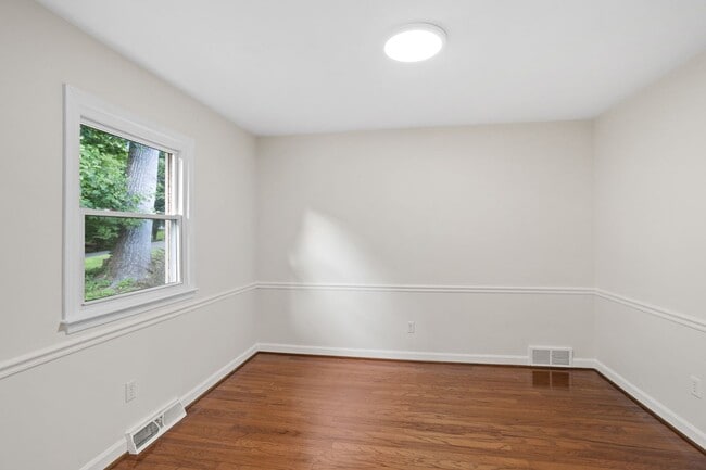 Building Photo - Spacious 4-Bedroom Home with Fenced Yard in Hampton Woods