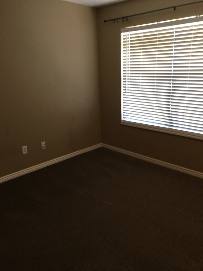 Building Photo - Desired Hidden Valley Town Home!
