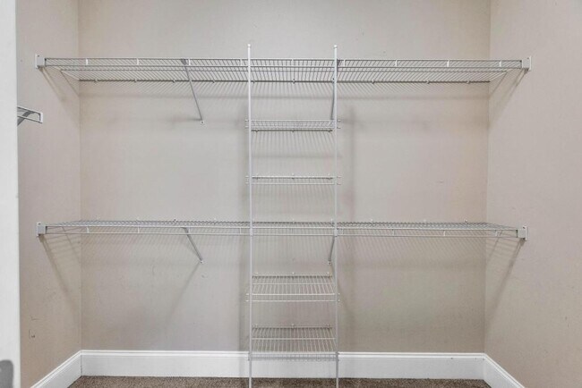 Building Photo - Great location between Wilmington and Jack...