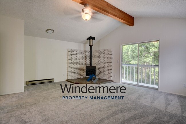 Building Photo - 4 bedroom 3 bathroom pet friendly home