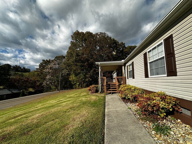 Building Photo - Spacious 4 bedroom/2 bath home for rent - ...