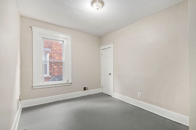 Building Photo - 593 Hague St