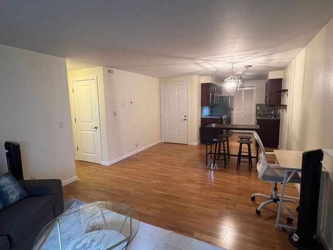 Building Photo - Charming 1-Bedroom Furnished Condo in Seat...