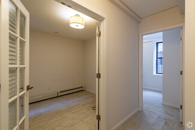 Interior Photo - 6 Saint Nicholas Ter