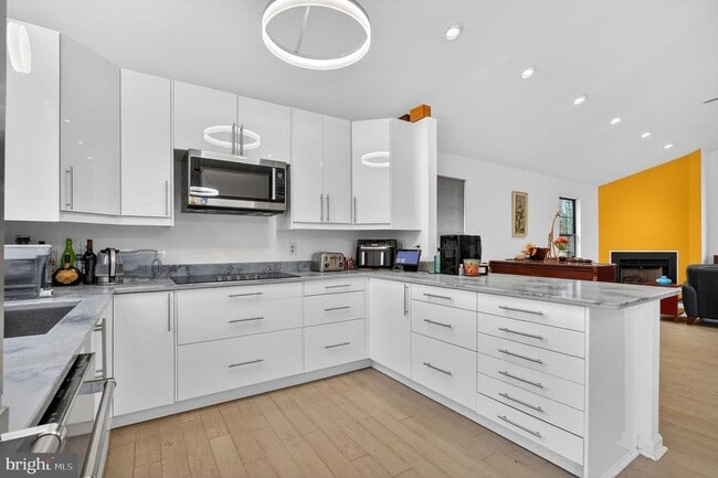 Building Photo - 7011 Fox Chase Rd