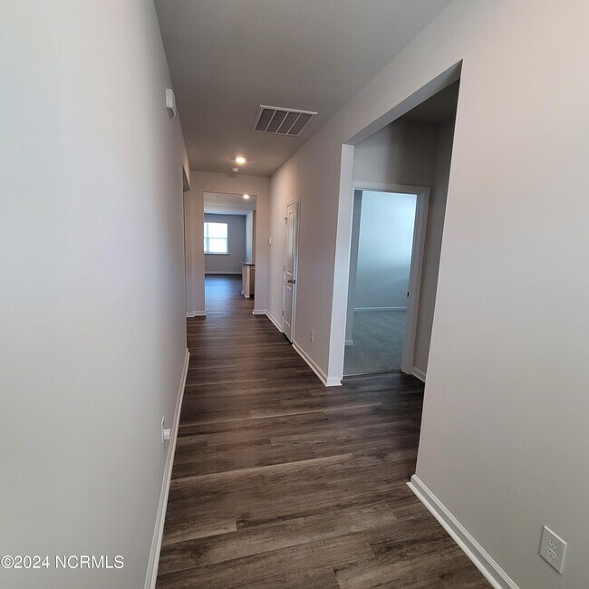 Building Photo - 7136 Foxhollow Ln