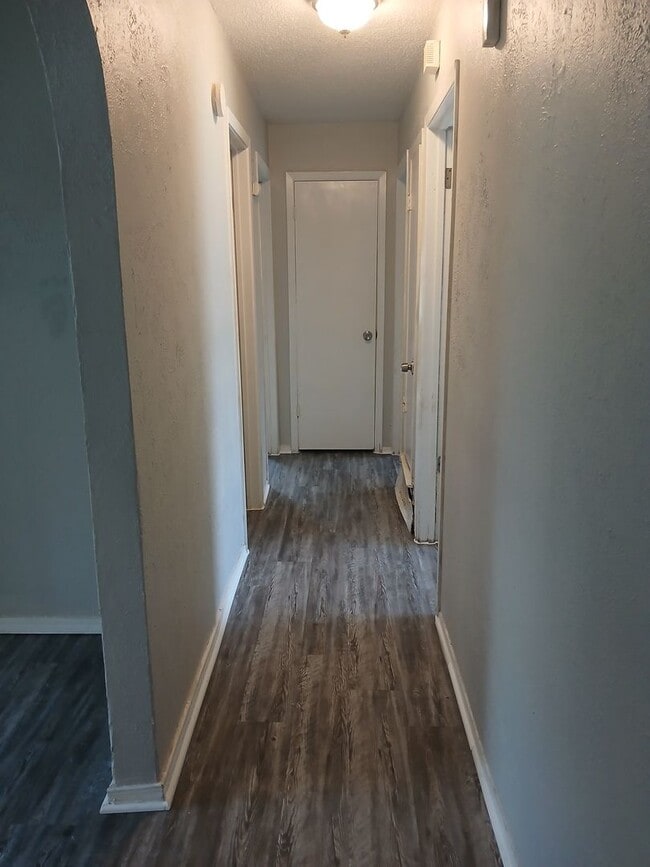 Building Photo - 3 Bedrooms, 1.5 Bathrooms, 1 Car Garage Ne...