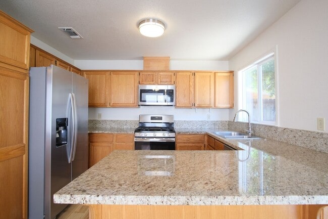 Building Photo - 3 Bedroom 3 bath home in Modesto