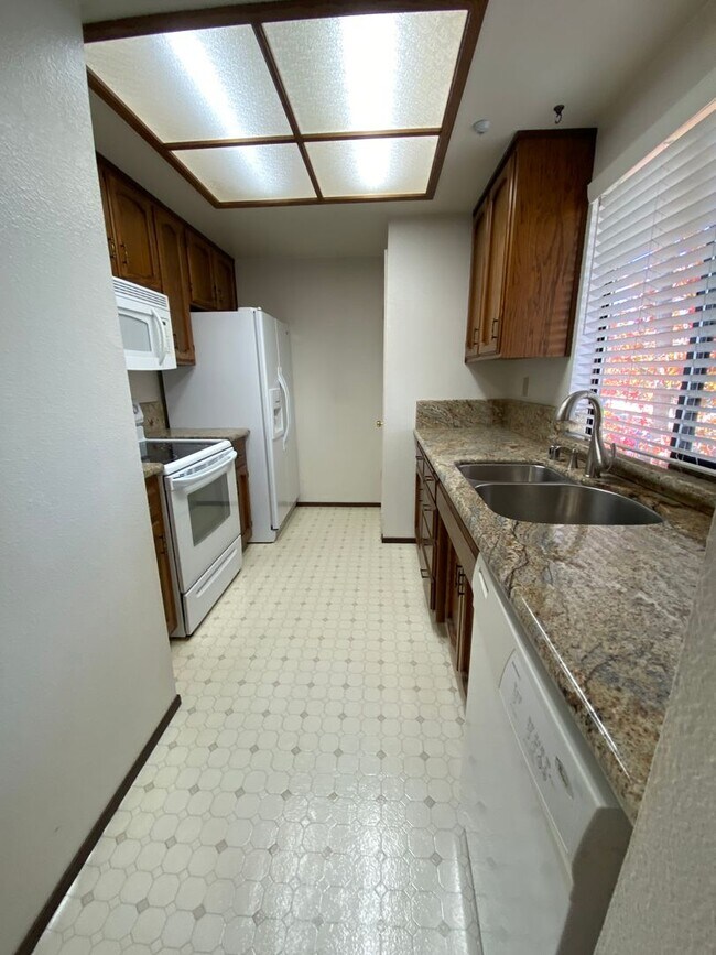 Building Photo - 3346 Smoketree Commons Dr
