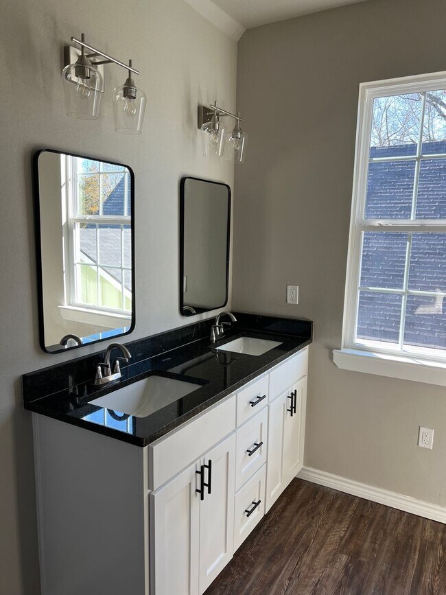 Building Photo - 2553 W Harold St