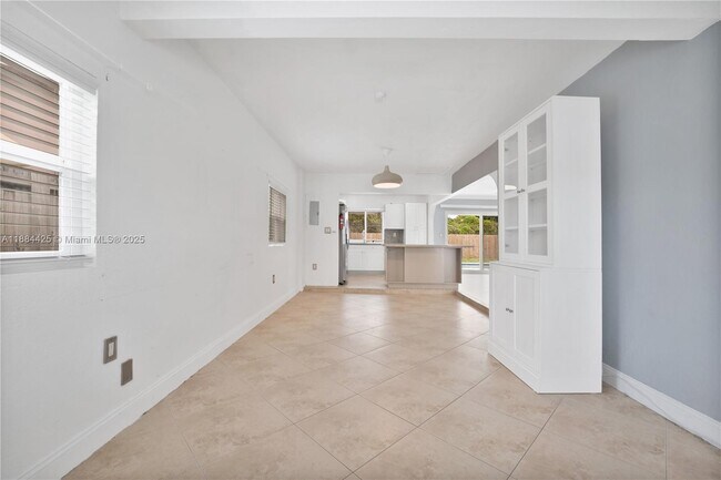 Building Photo - 2441 Tarpon Dr