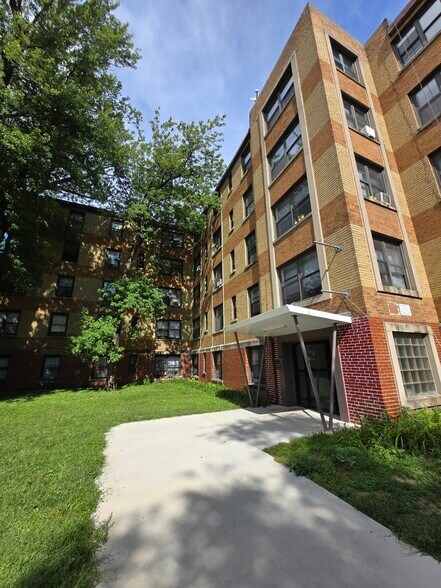 Building Photo - 1359 W Touhy Ave