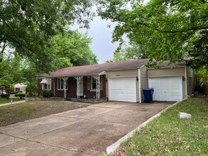 Building Photo - Two Bedroom & 1.5 Baths, Finished Basement!