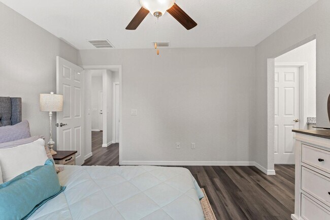 Building Photo - 3229 Dolphin Dr