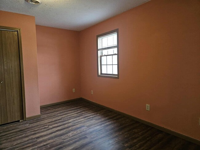 Building Photo - 115 Holly Dr