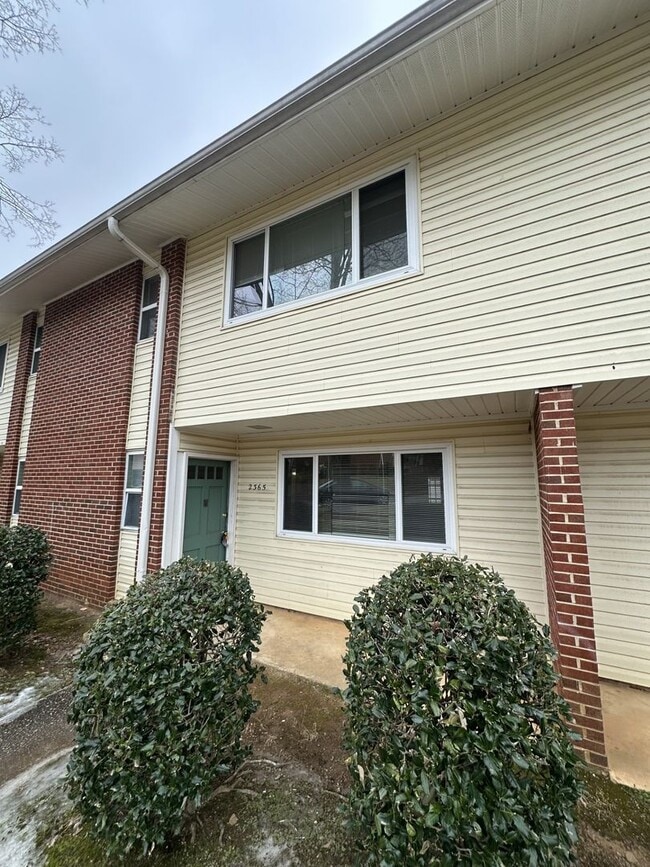 Building Photo - 3 Bedroom 2.5 Bathroom Condo!