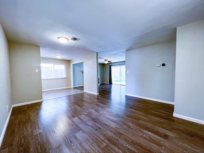 Building Photo - 432 Holland Dr