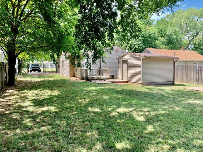 Building Photo - 3 bed/2 bath home with large yard and shed!