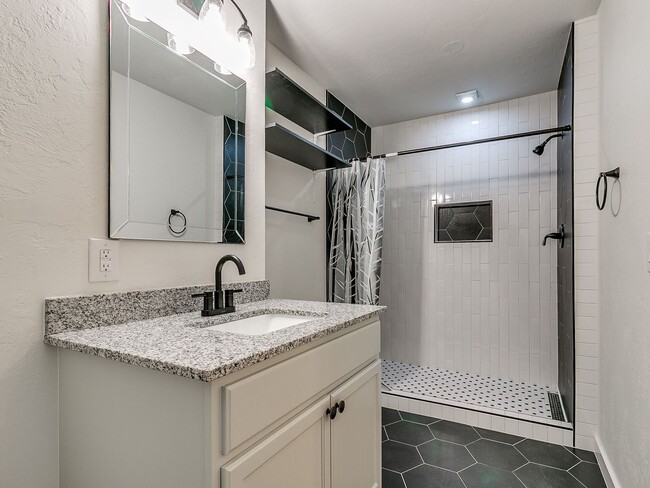 Building Photo - 4 bedroom 2 bath home in Tecumseh!