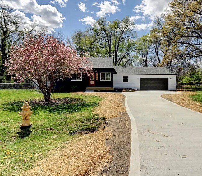 Building Photo - Beautifully remodeled 4-bedroom, 2-bath ho...