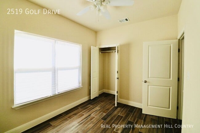 Building Photo - 2519 Golf Dr