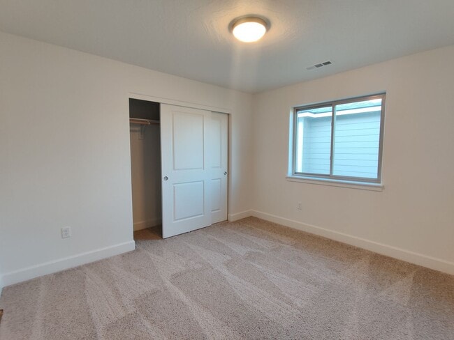 Building Photo - Newer Home for Rent in Benton City