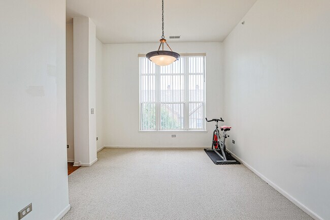 Building Photo - 1739 Tudor Ln