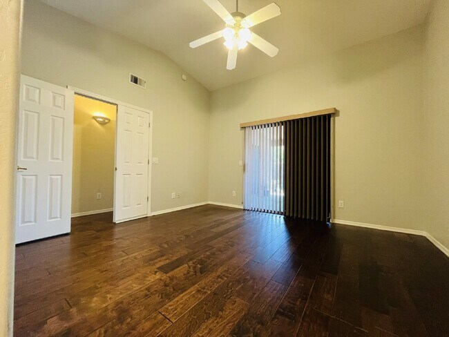Building Photo - 3 Bedroom Home in North Phoenix