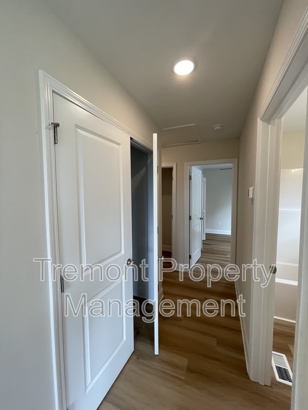 Building Photo - 20 W 51st St