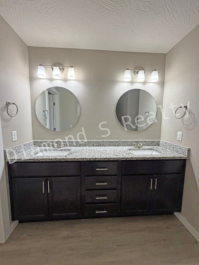 Building Photo - Stunning 3 Bedroom / 2 Bath Home in Nixa A...