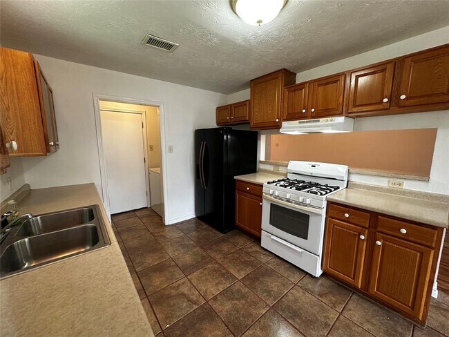 Building Photo - 1400 Prairie Dr