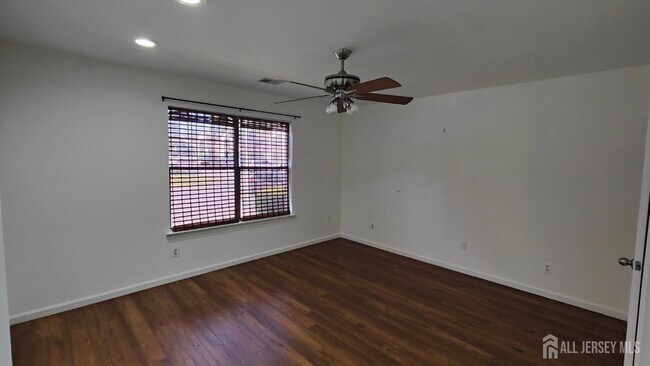 Building Photo - 2205 Bayhead Dr